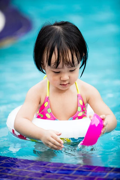 Menina chinesa asiática brincando na piscina — Fotografia de Stock