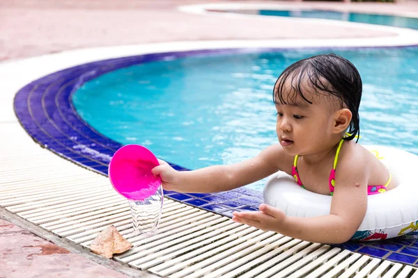 Asiática china niña jugando en la piscina —  Fotos de Stock