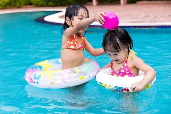 Asiático chino niñas jugando en la piscina — Foto de Stock