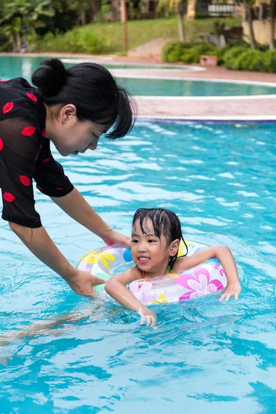 Asiática china mamá enseñando poco chica natación en la piscina —  Fotos de Stock