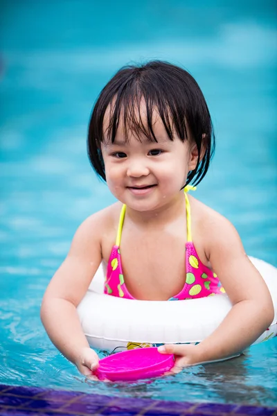 Ázsiai kínai kislány játszott a medence mellett — Stock Fotó