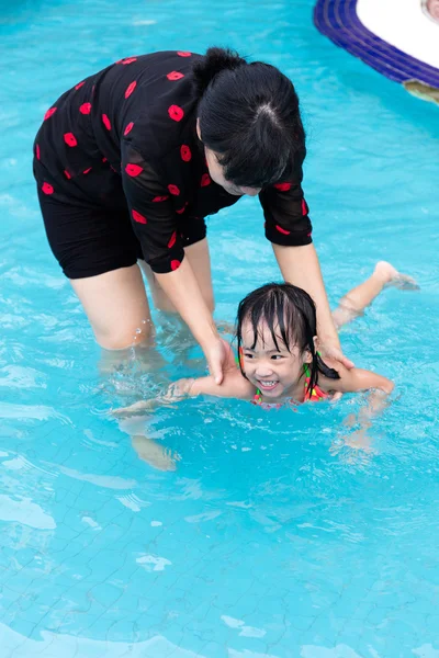 Asiatico cinese mamma insegnamento bambina swimming a il piscina — Foto Stock