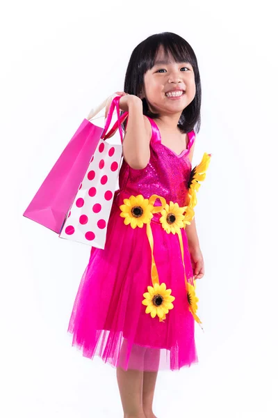 हैप्पी एशियाई चीनी लिटिल गर्ल होल्डिंग शॉपिंग बैग — स्टॉक फ़ोटो, इमेज