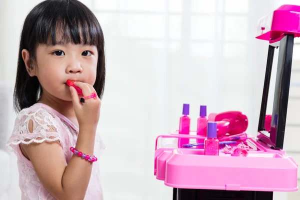 Asiático chino liitle chica jugando con maquillaje juguetes — Foto de Stock