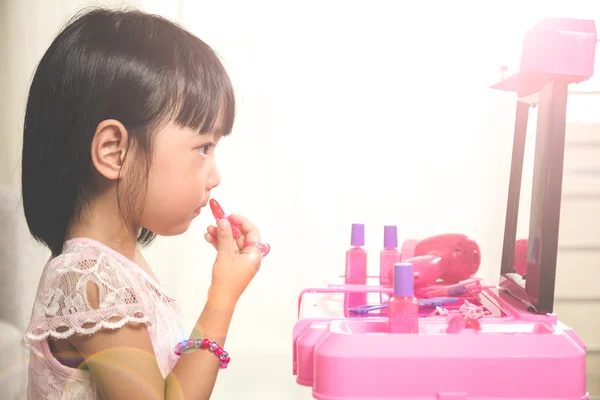 Asian Chinese Liitle Girl Playing With Make-Up Toys — Stock fotografie