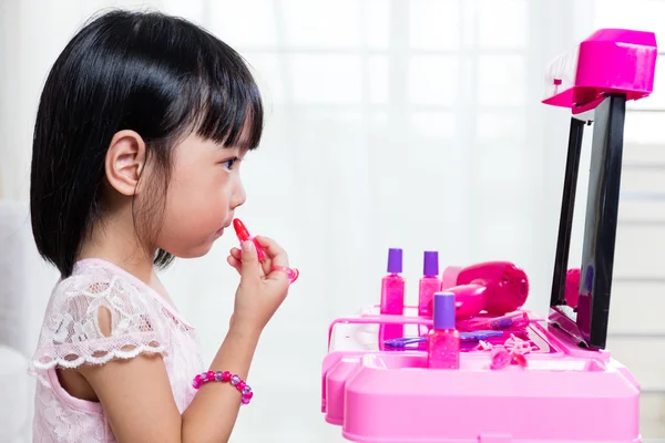Asiático chino liitle chica jugando con maquillaje juguetes — Foto de Stock