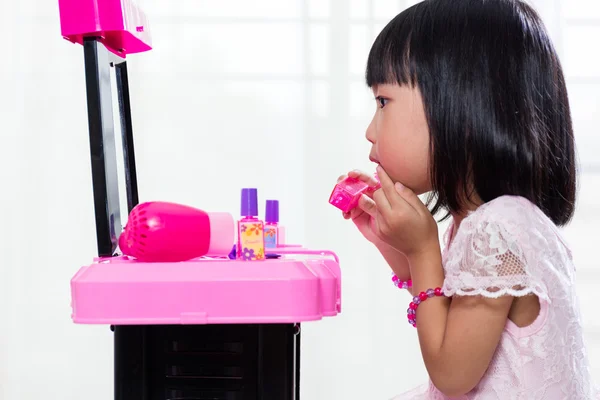Asian Chinese Liitle Girl Playing With Make-Up Toys — Stockfoto