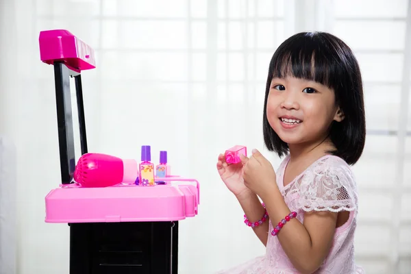 Feliz asiática china liitle chica jugando maquillaje juguetes — Foto de Stock