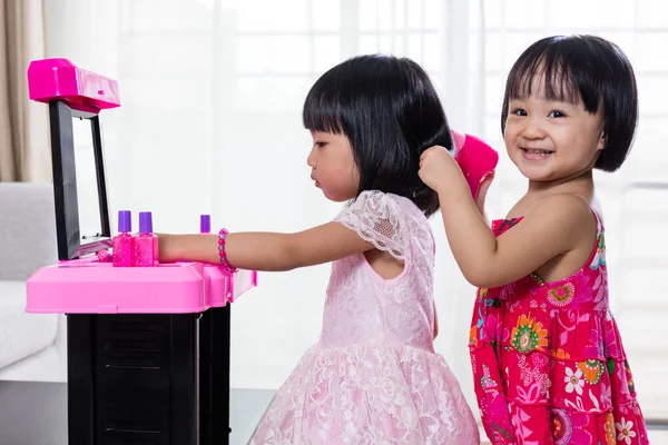 Asian Chinese Liitle Sisters Playing With Make-Up Toys — Stockfoto