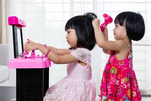 Asiática china liitle hermanas jugando con maquillaje juguetes — Foto de Stock
