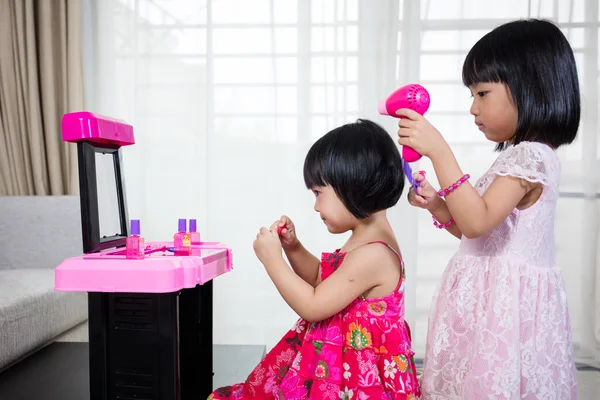 Asian Chinese Liitle Sisters Playing With Make-Up Toys — Stock fotografie