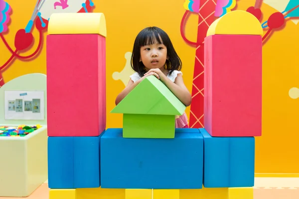 Asiático chino poco chica jugando gigante bloques — Foto de Stock