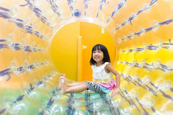 Feliz ásia chinês pouco menina jogar rolo roda — Fotografia de Stock