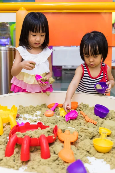 Asiatico cinese piccola sorella giocare cinetico sabbia indoor — Foto Stock