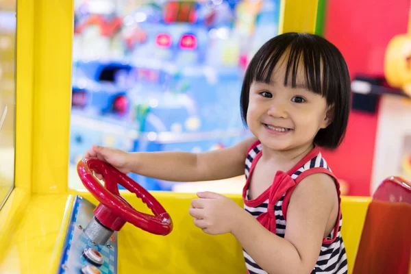 Gelukkig Aziatische Chinees meisje Toy Bus rijden — Stockfoto
