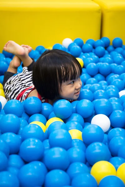 Asiatico cinese bambina giocare a palle piscina — Foto Stock