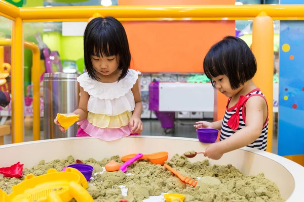 Asian Chinese Little Sister Playing Kinetic Sand Indoor — Stockfoto