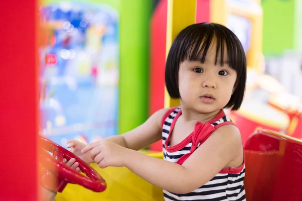 Asiático chino poco chica conducir juguete autobús — Foto de Stock