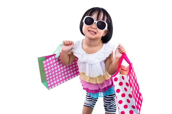 Engraçado asiático chinês menina segurando sacos de compras — Fotografia de Stock