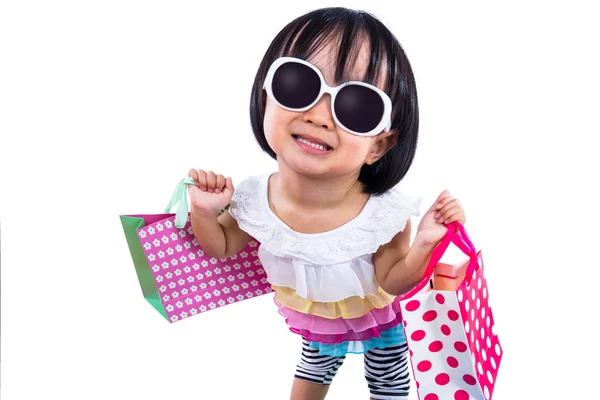 Komik Asyalı Çinli küçük kız alışveriş torbaları Holding — Stok fotoğraf