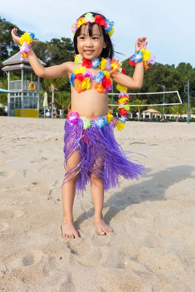 Aziatische Chinese meisje in hawaiian kostuum — Stockfoto