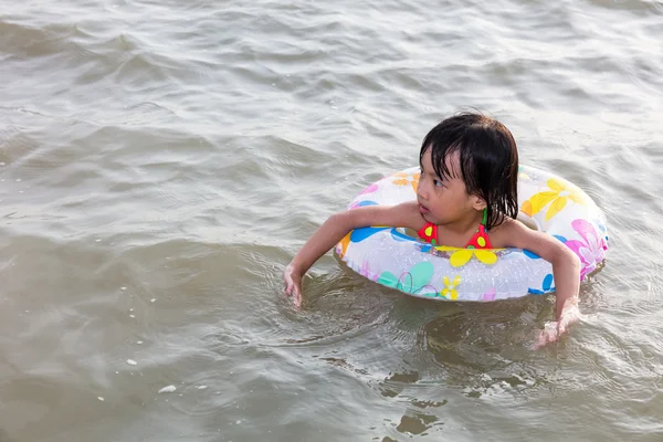 Asyalı Çinli küçük kız deniz kenarında Yüzme — Stok fotoğraf