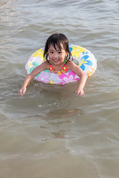 Ázsiai kínai kislány fürdés a tengerparton — Stock Fotó
