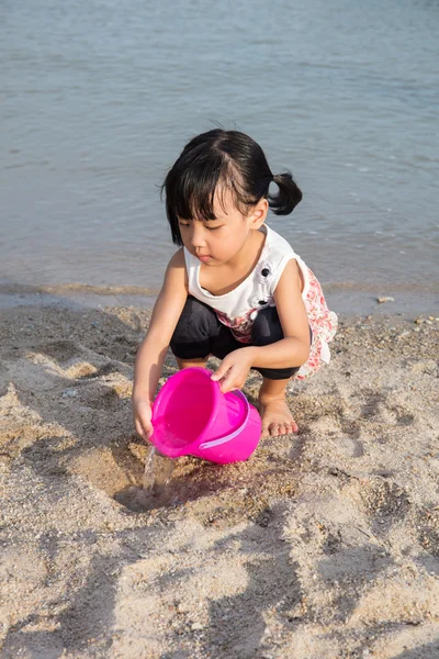 Ázsiai kínai kis lány játék homokos strandon — Stock Fotó