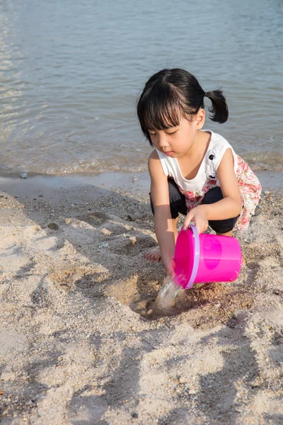 Aziatische Chinese kleine meisje spelen zand op strand — Stockfoto