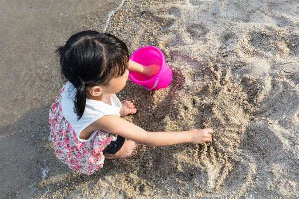 Aziatische Chinese kleine meisje spelen zand op strand — Stockfoto