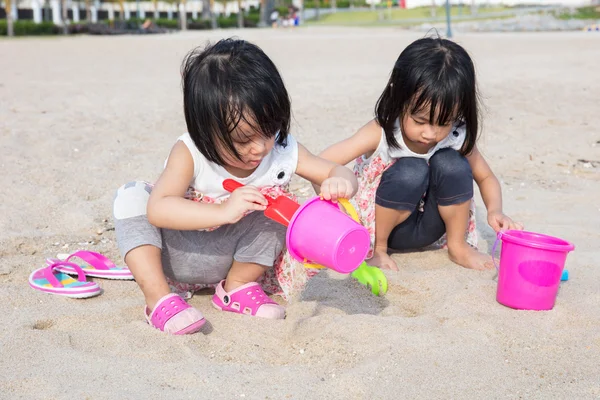 Ázsiai kínai kishúga játék homokos strandon — Stock Fotó