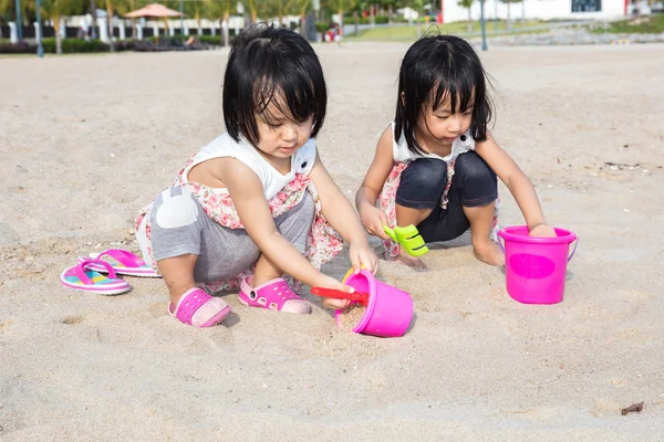 Ázsiai kínai kishúga játék homokos strandon — Stock Fotó