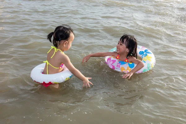 Ázsiai kínai kishúgom, játszik a vízben — Stock Fotó