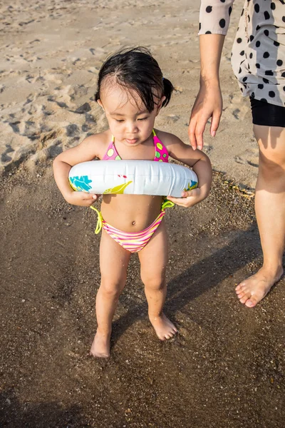 Asiático chinês menina pisando em água do mar com a mãe — Fotografia de Stock