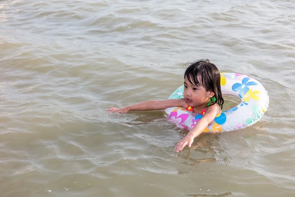 Asyalı Çinli küçük kız deniz kenarında Yüzme — Stok fotoğraf