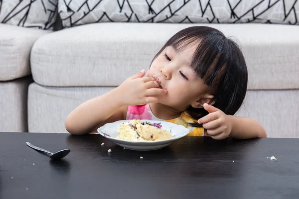 Asiatiska kinesiska lilla flicka äter ost tårta — Stockfoto