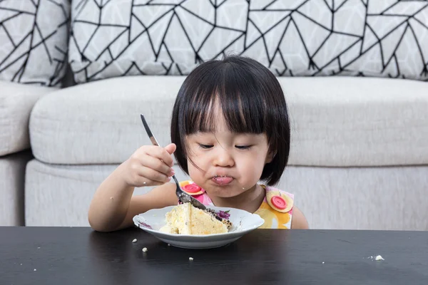 Moody Asyalı Çinli küçük kız doğum günü peynir pasta yemeye