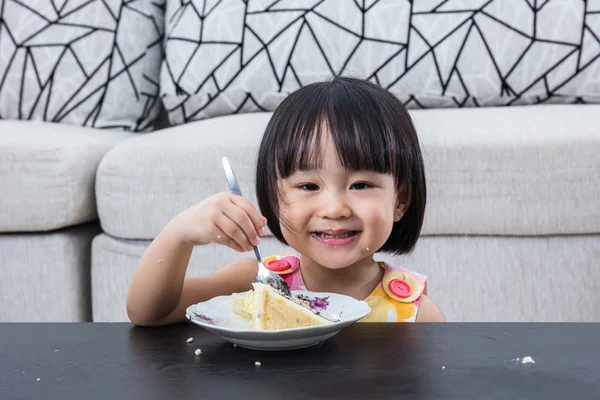 Souriant asiatique chinois petite fille manger gâteau au fromage d'anniversaire — Photo