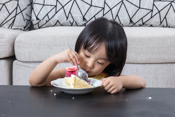 Asiatiska kinesiska lilla flicka äter ost tårta — Stockfoto