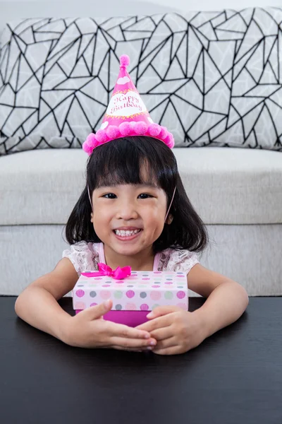 Aziatische Chinese meisje met luxe-geschenketui viert verjaardag — Stockfoto