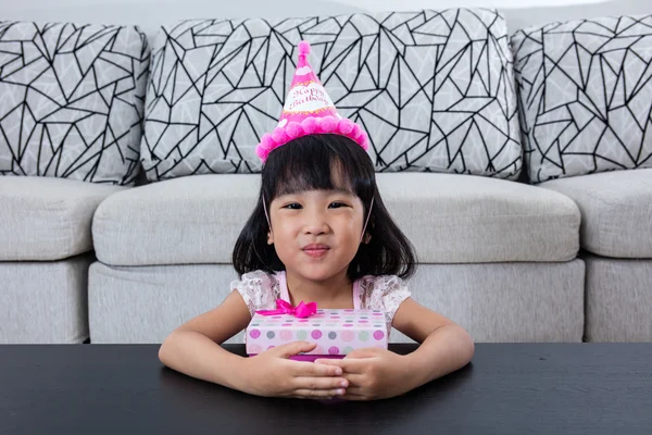 Aziatische Chinese meisje met luxe-geschenketui viert verjaardag — Stockfoto