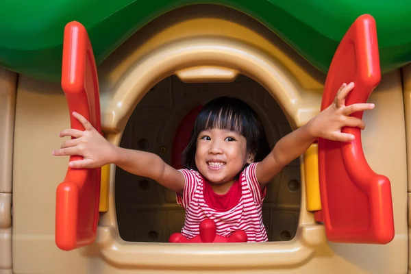 Asyalı Çinli küçük kız oyuncak evde oynarken — Stok fotoğraf