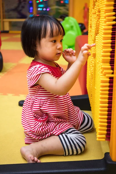 Feliz asiática china niña jugando pin board —  Fotos de Stock