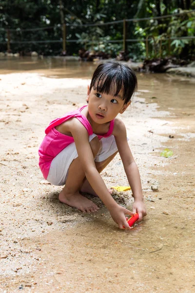 Asiático chinês menina jogar brinquedo barco no riacho — Fotografia de Stock