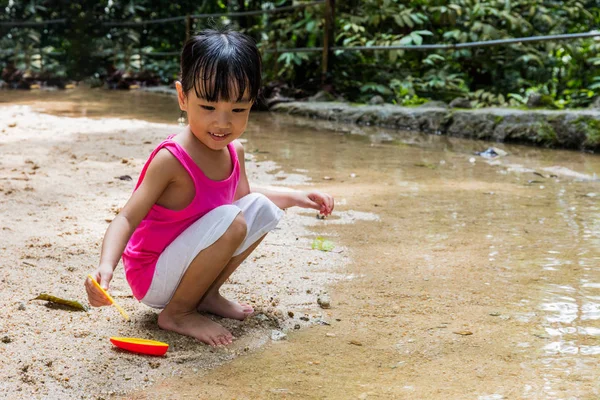 Asiático chinês menina jogar brinquedo barco no riacho — Fotografia de Stock