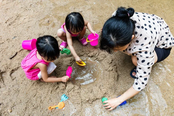 Asya Çin anne ve kızının oynarken birlikte kum — Stok fotoğraf