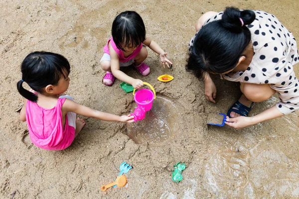 Asya Çin anne ve kızının oynarken birlikte kum — Stok fotoğraf