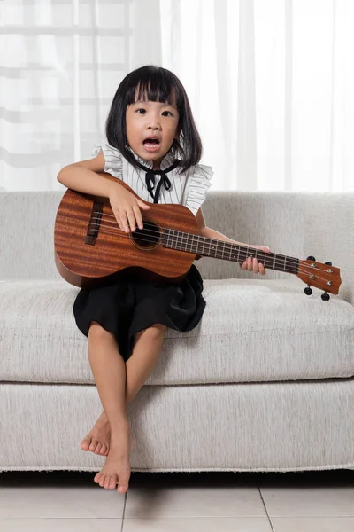 Feliz asiática china niña jugando ukele —  Fotos de Stock