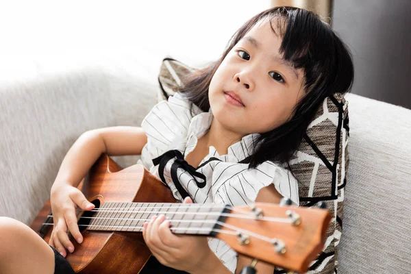 Asiática china niña jugando ukele —  Fotos de Stock