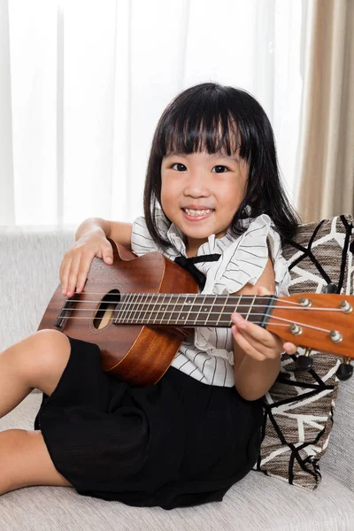 Feliz asiática china niña jugando ukele —  Fotos de Stock